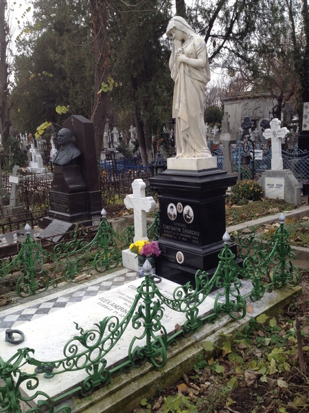Vând loc de veci - cavou cu monument - cimitirul Sfânta Vineri