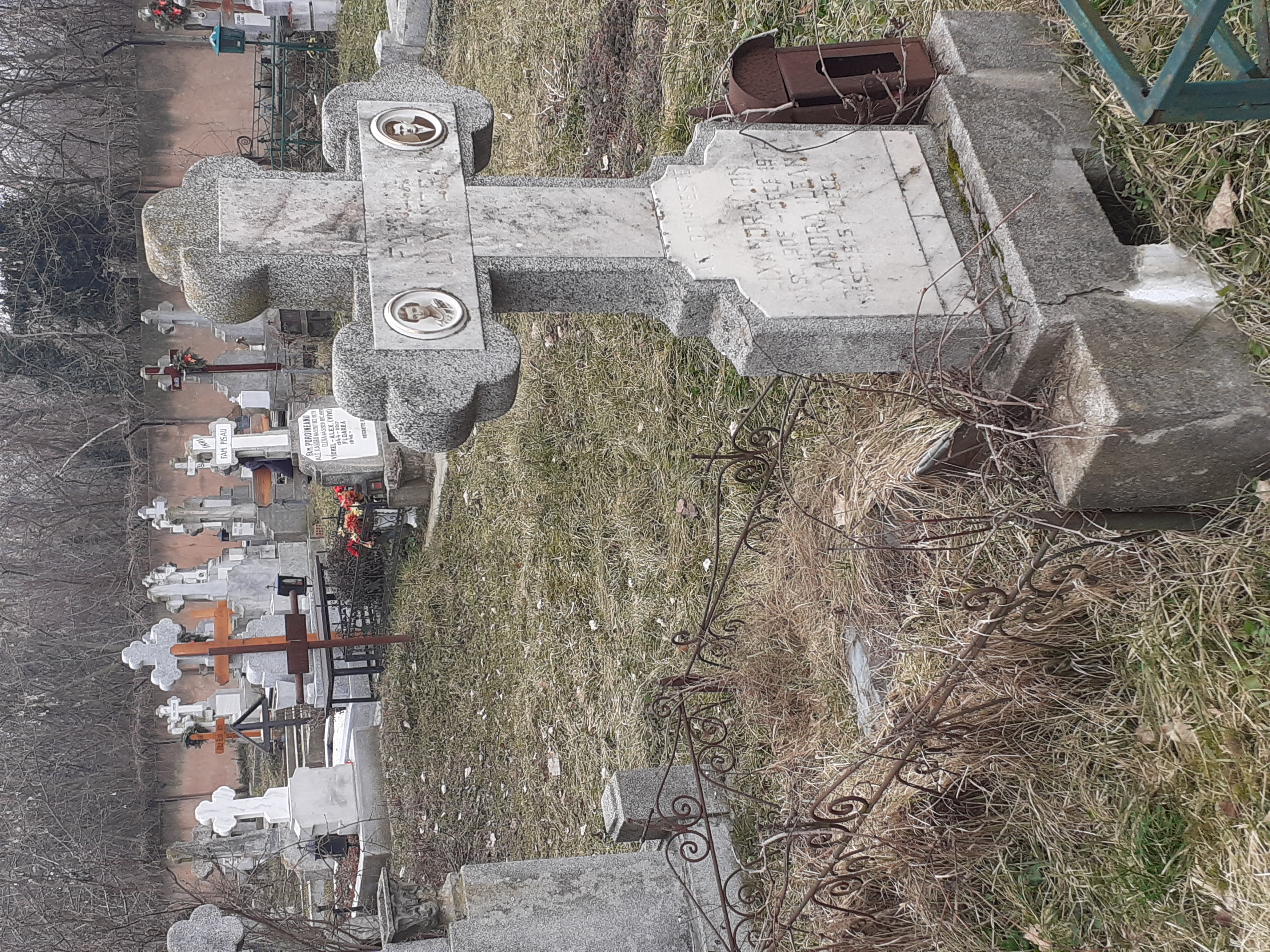 Loc de veci - Cimitirul Damaroaia