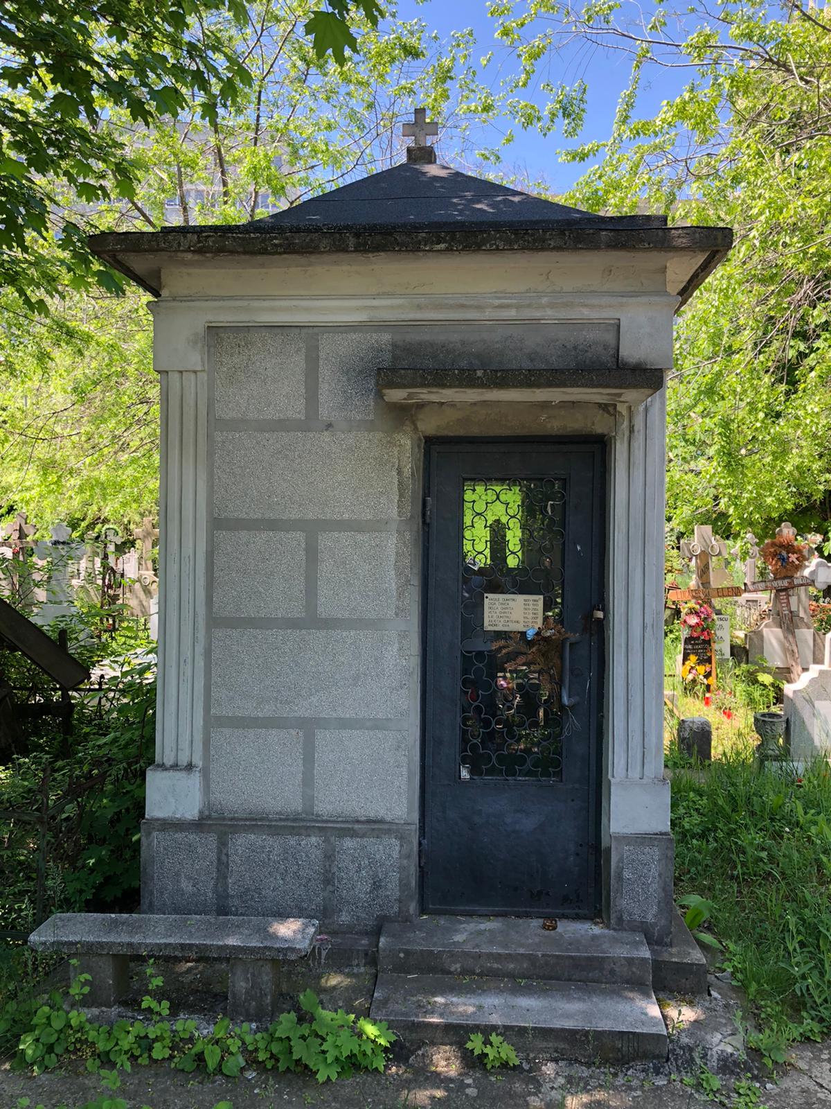 Capela cu 5 cripte in cimitirul Izvorul Nou (Dristor