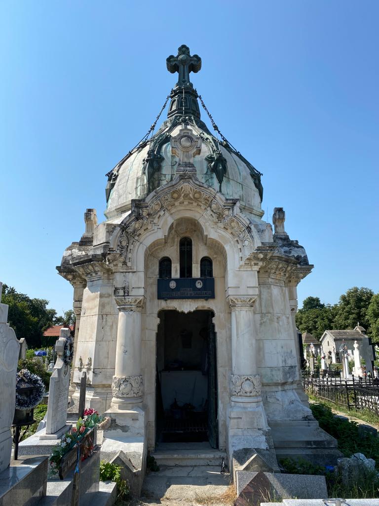 Vând cavou-capela funerara, Cim Ungureni, 9 morminte, arh Paul Smarandescu